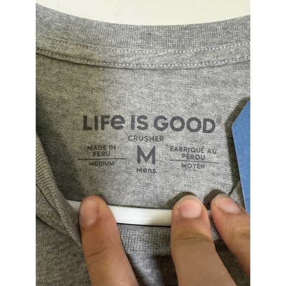 Life Is Good Men's Medium Crusher Tee Gray Beach Chair Umbrella BNWT - Picture 3 of 4